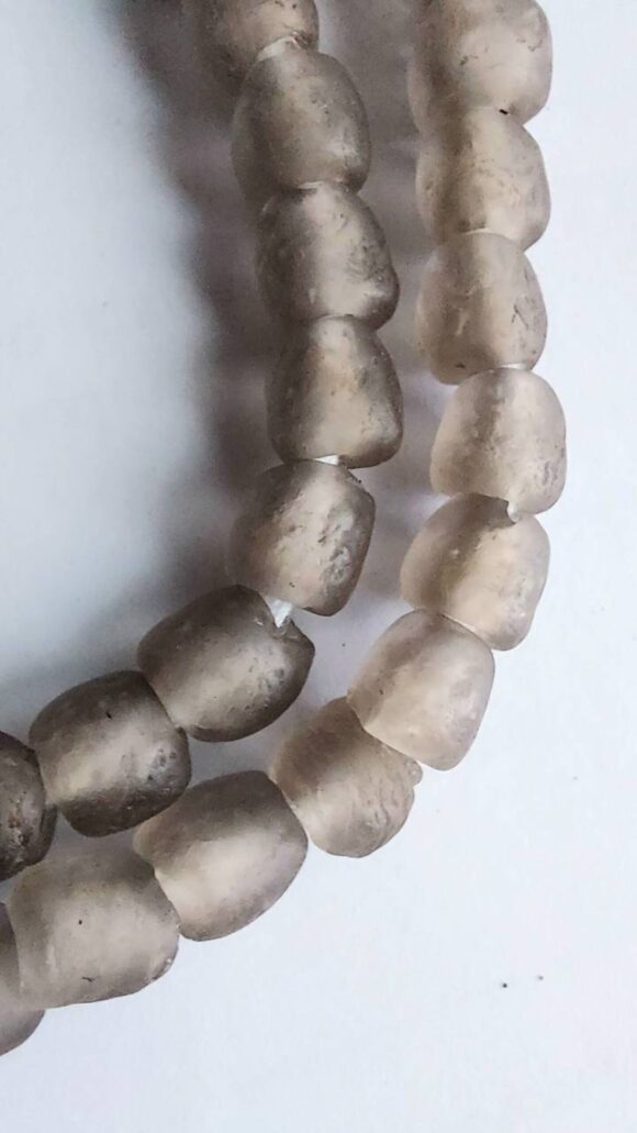 64-65 recycled glass beads, light gray/mink color - Image 3