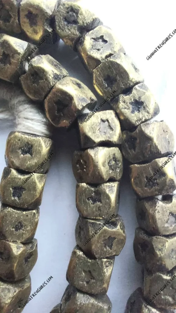 Hammered cornerless brass beads - Image 2