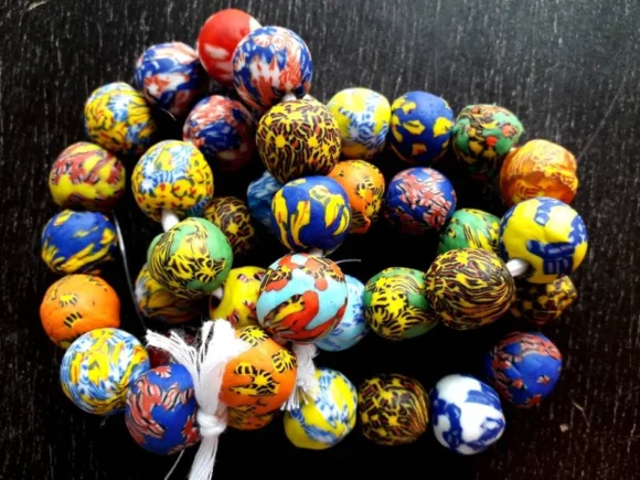 13 fused glass beads, 18 mm.diam., mixed strand - Image 3