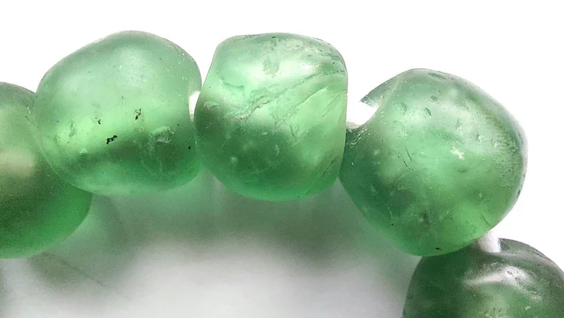 13 recycled glass beads, 17-18 x 16-17 mm. 13 recycled glass beads, 17-18 x 16-17 mm. - Image 3