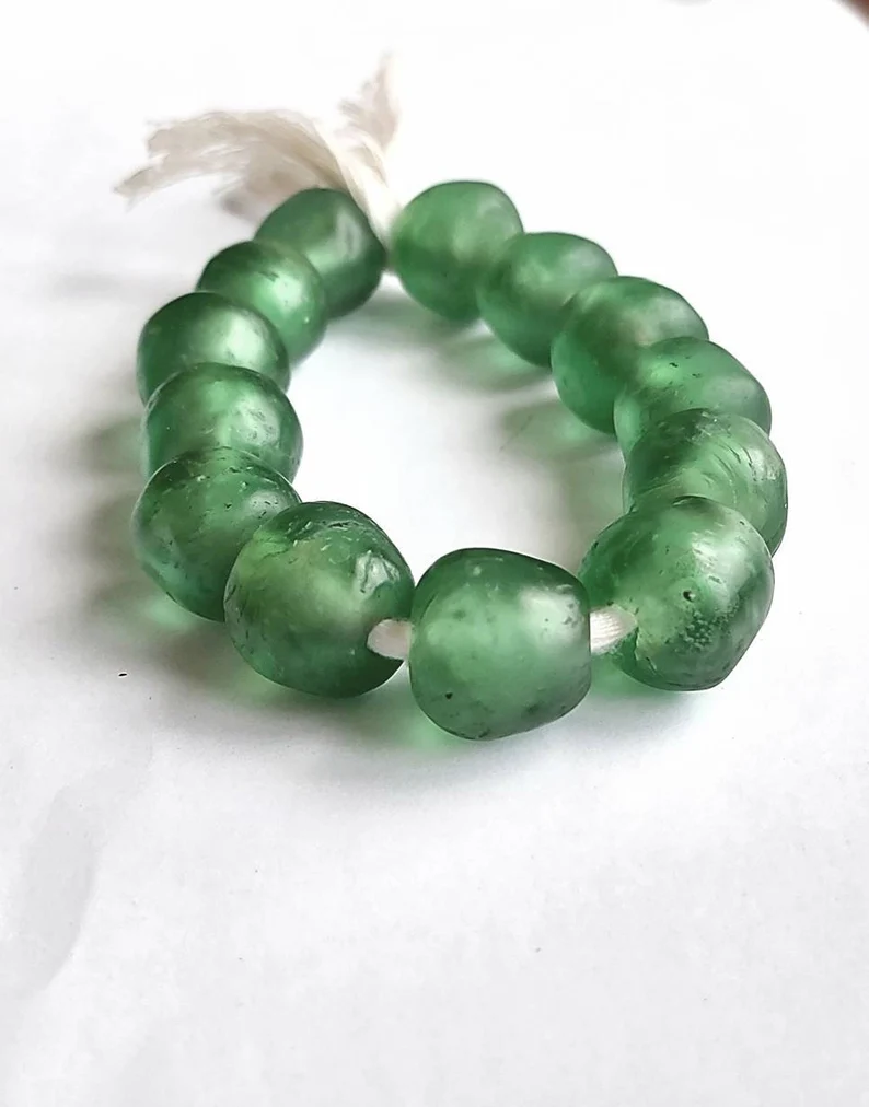 13 recycled glass beads, 17-18 x 16-17 mm. 13 recycled glass beads, 17-18 x 16-17 mm. - Image 2