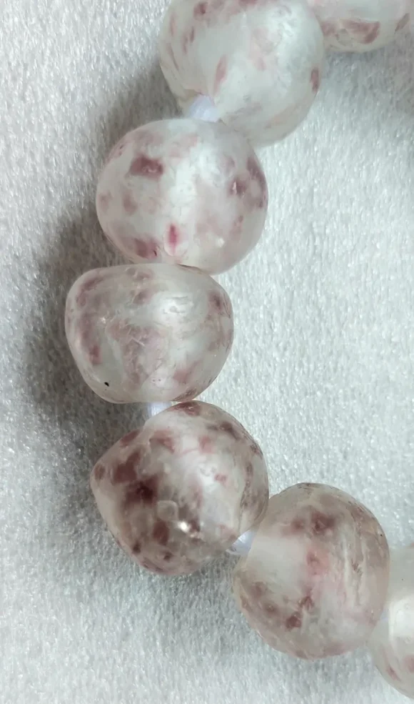 13 recycled glass beads, 20-21 x 18-20 mm. - Image 2